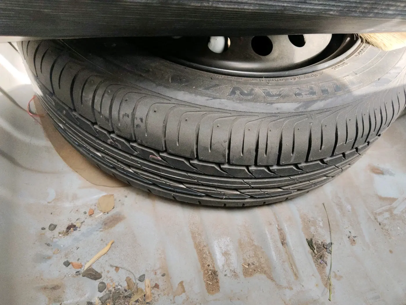 2011 Toyota Etios V, CNG, Manual, 96,030 km, tyre