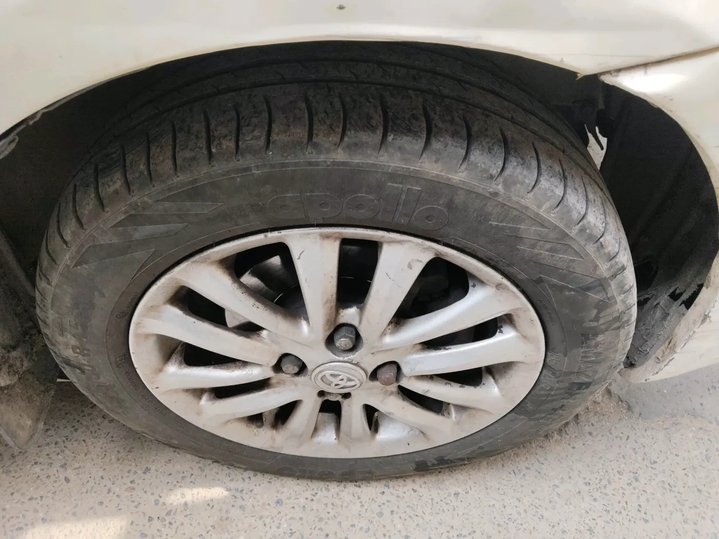 2011 Toyota Etios V, CNG, Manual, 96,030 km, tyre