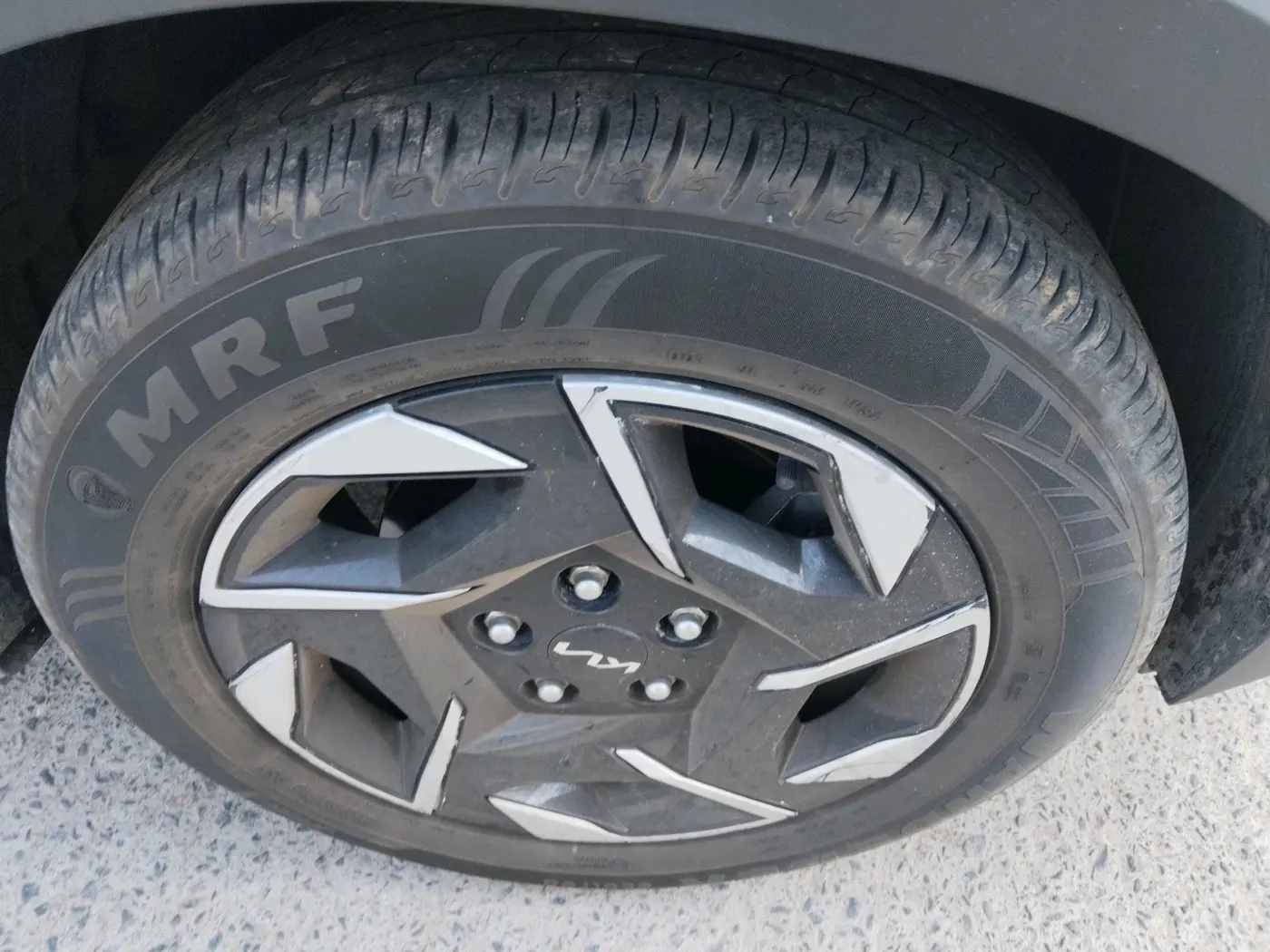2024 KIA SONET HTK 1.2 PETROL MT, Petrol, Manual, 31,748 km, tyre