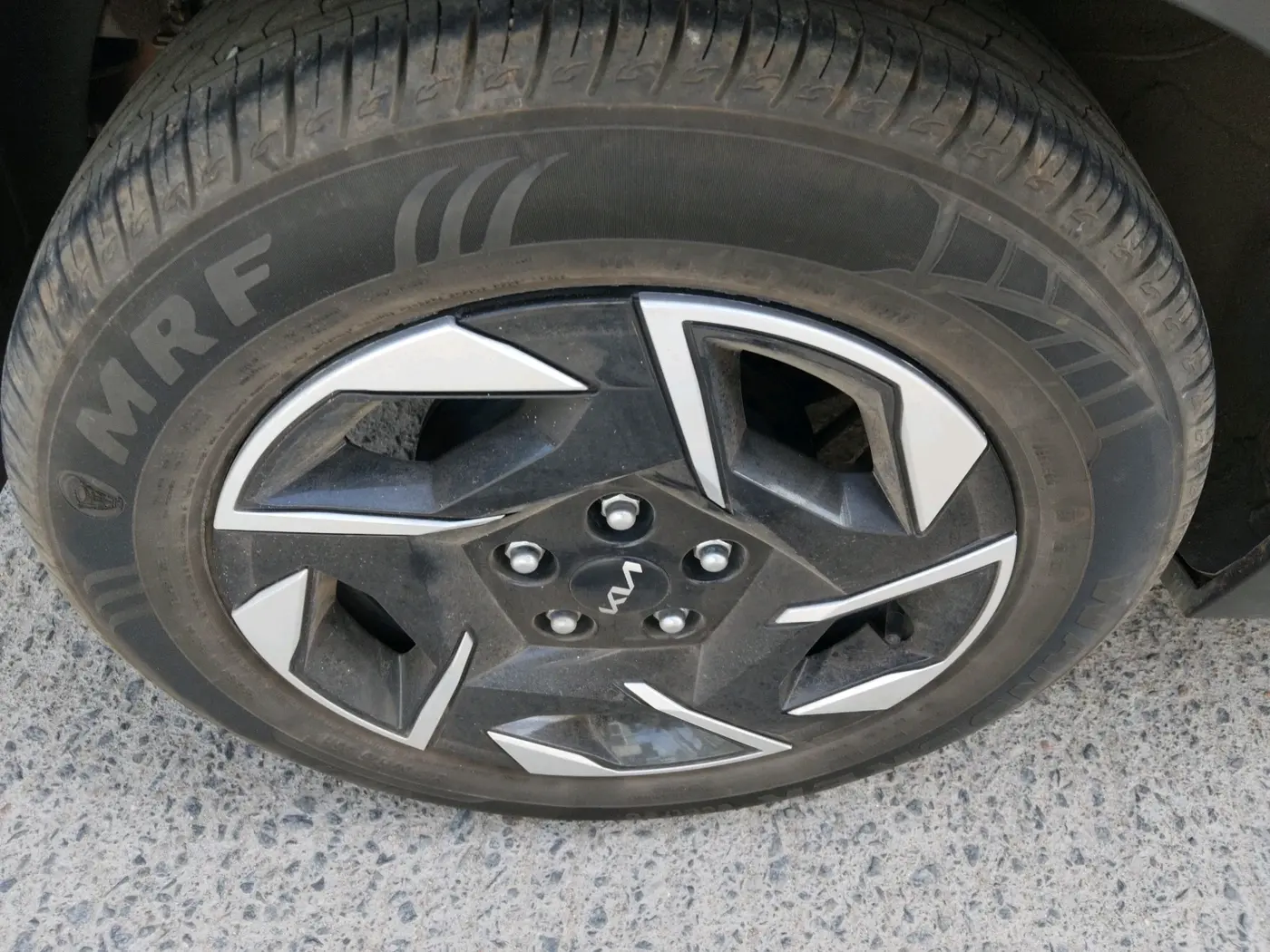 2024 KIA SONET HTK 1.2 PETROL MT, Petrol, Manual, 31,748 km, tyre