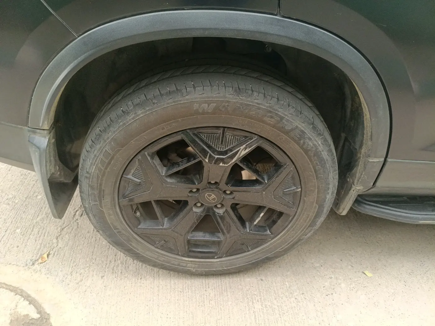 2024 Tata Safari ACCOMPLISHED PLUS DARK EDITION AT, Diesel, Automatic, 39,735 km, tyre