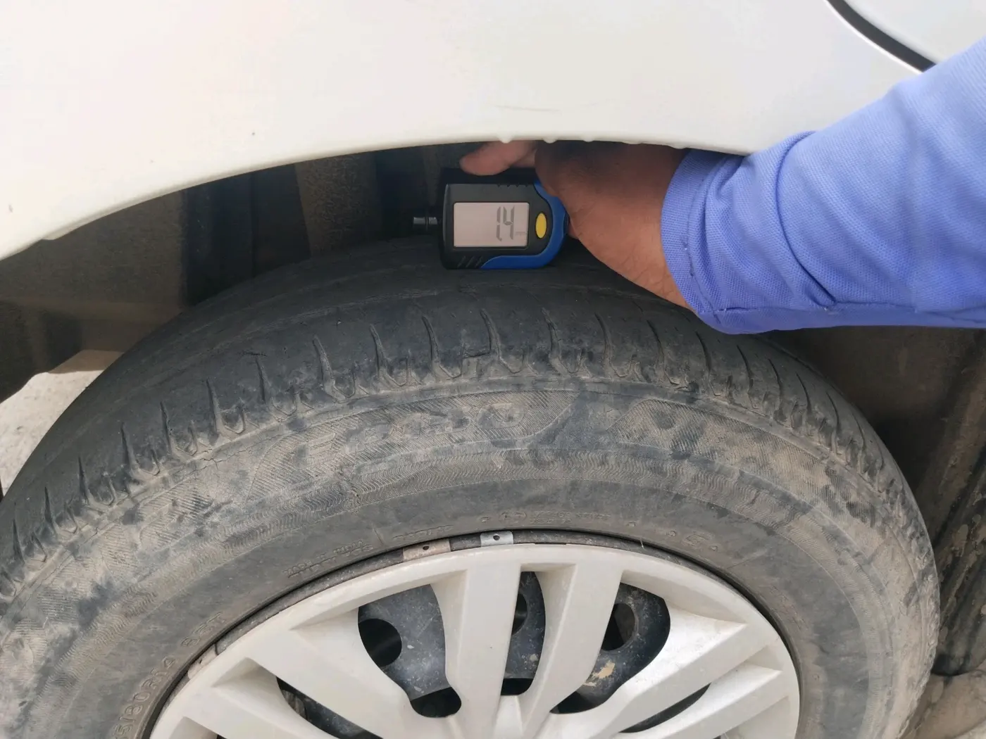 2018 Maruti Dzire VXI, Petrol, Manual, 42,407 km, tyre