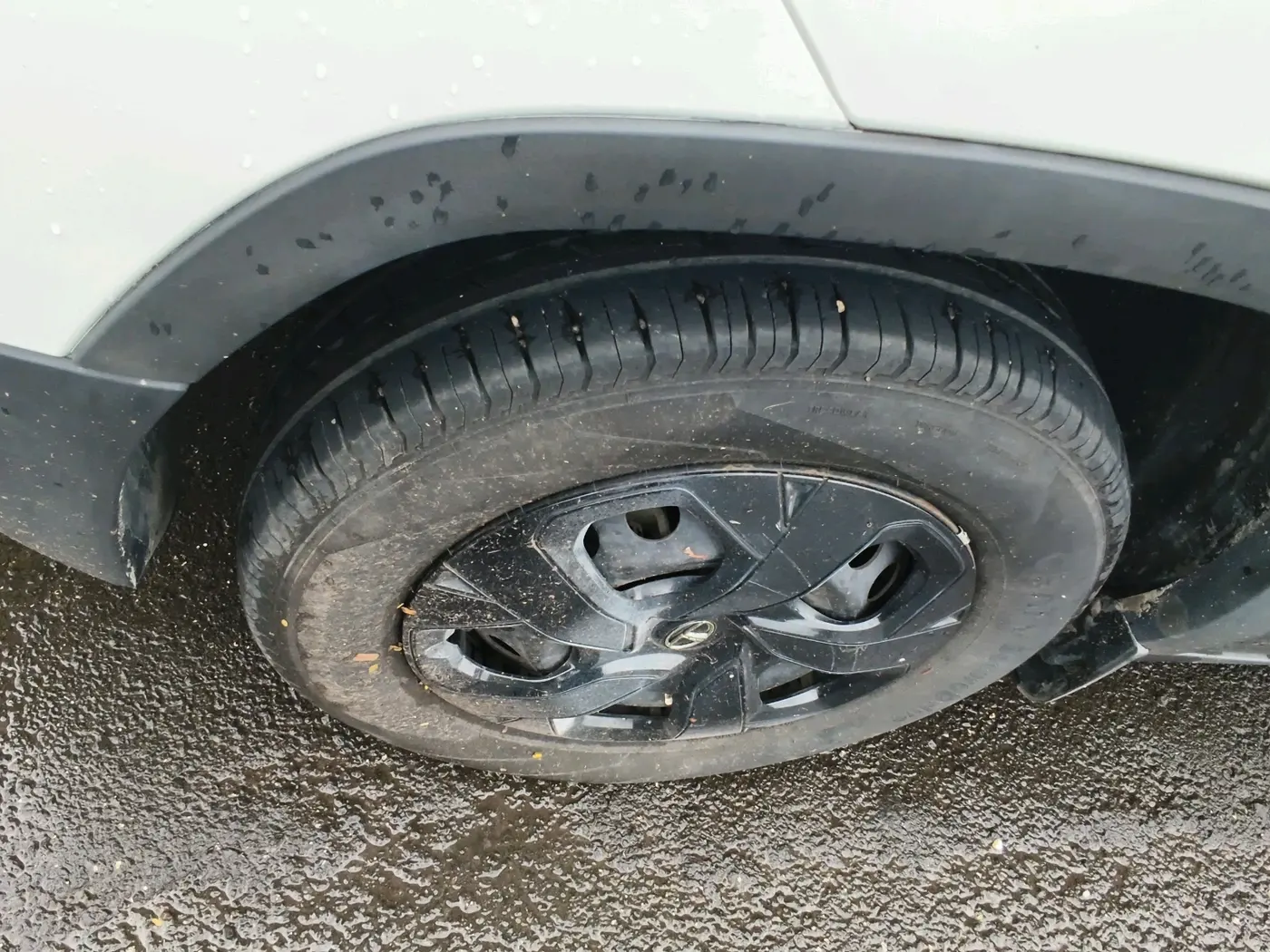 2022 Tata PUNCH ADVENTURE MT, Petrol, Manual, 16,686 km, tyre