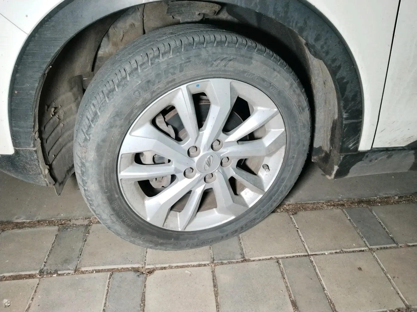 2020 Mahindra XUV300 W8 1.2 PETROL, Petrol, Manual, 45,740 km, tyre