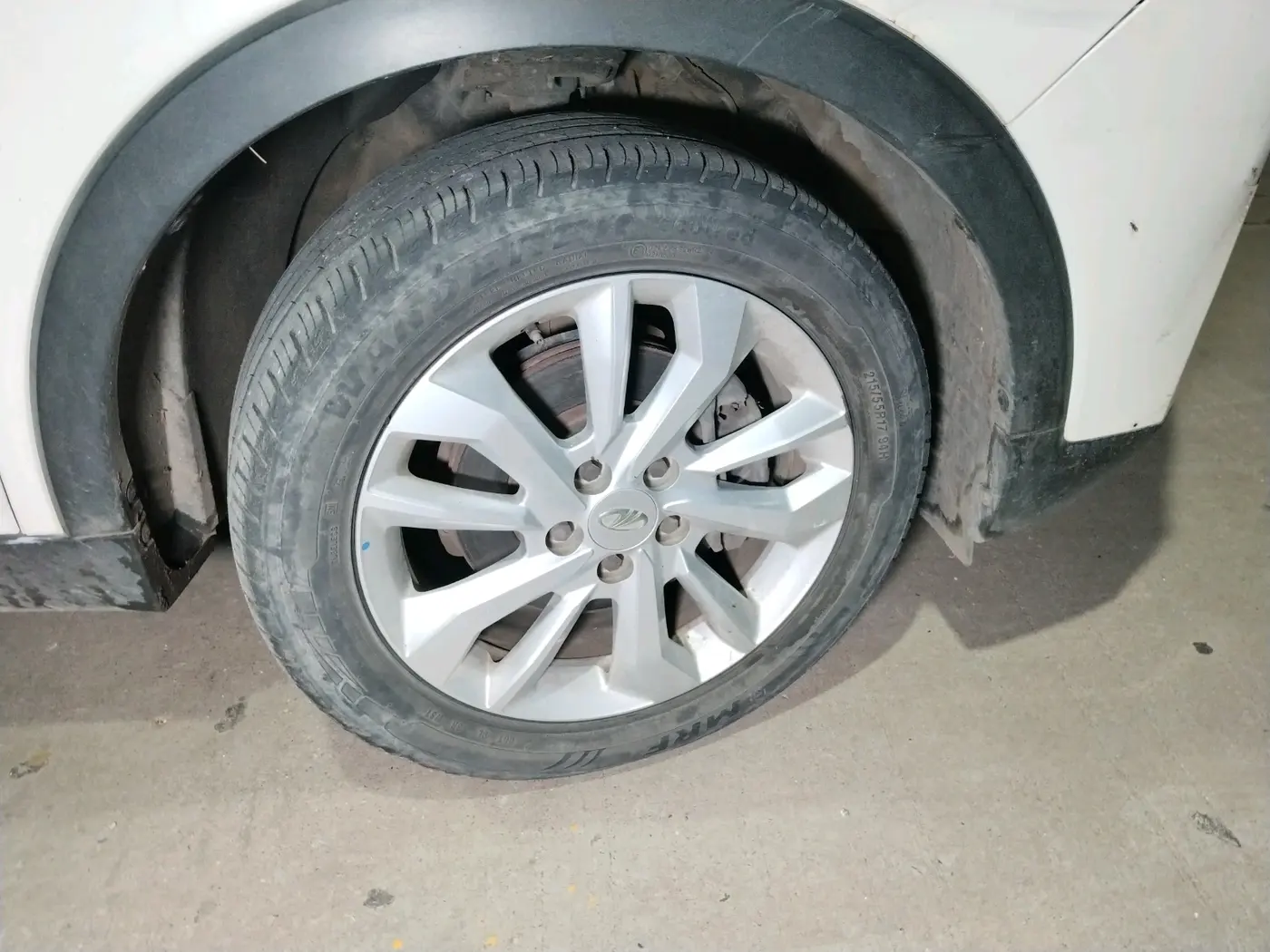 2020 Mahindra XUV300 W8 1.2 PETROL, Petrol, Manual, 45,740 km, tyre