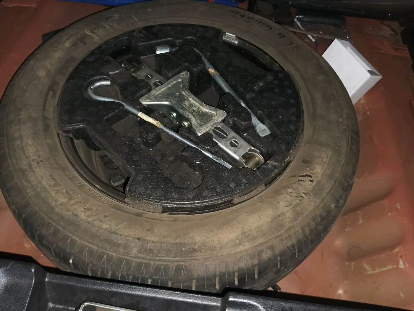 2018 Maruti Vitara Brezza ZDI PLUS AT DUAL TONE, Diesel, Automatic, 1,61,026 km, tyre