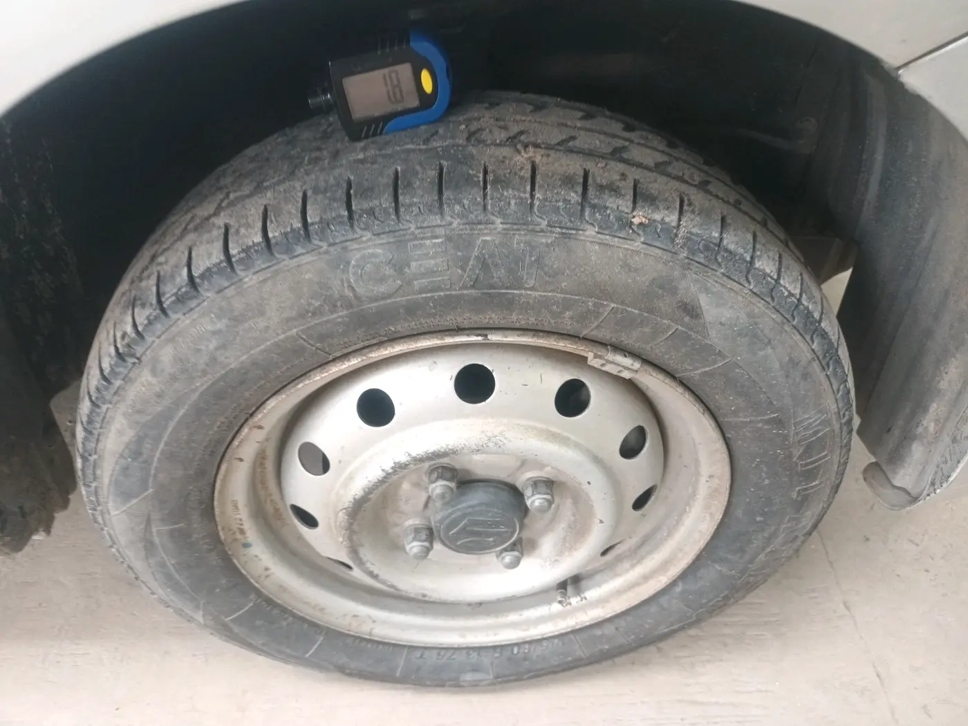 2011 Maruti Wagon R 1.0 LXI, Petrol, Manual, 1,06,405 km, tyre