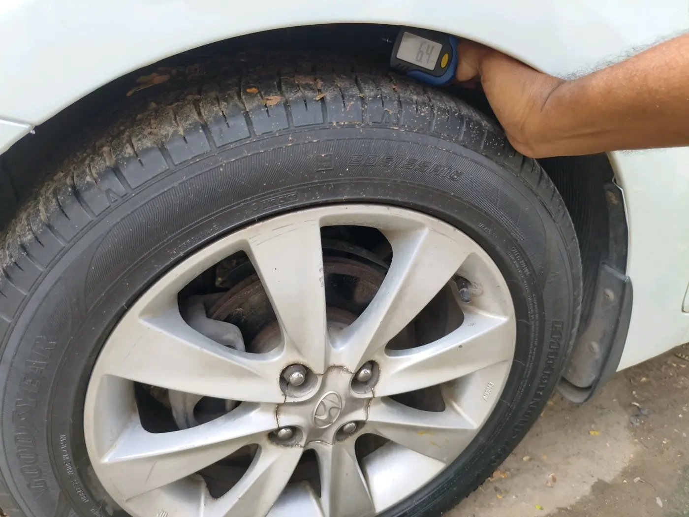 2011 Hyundai Verna FLUIDIC 1.6 VTVT SX, Petrol, Manual, 64,166 km, tyre