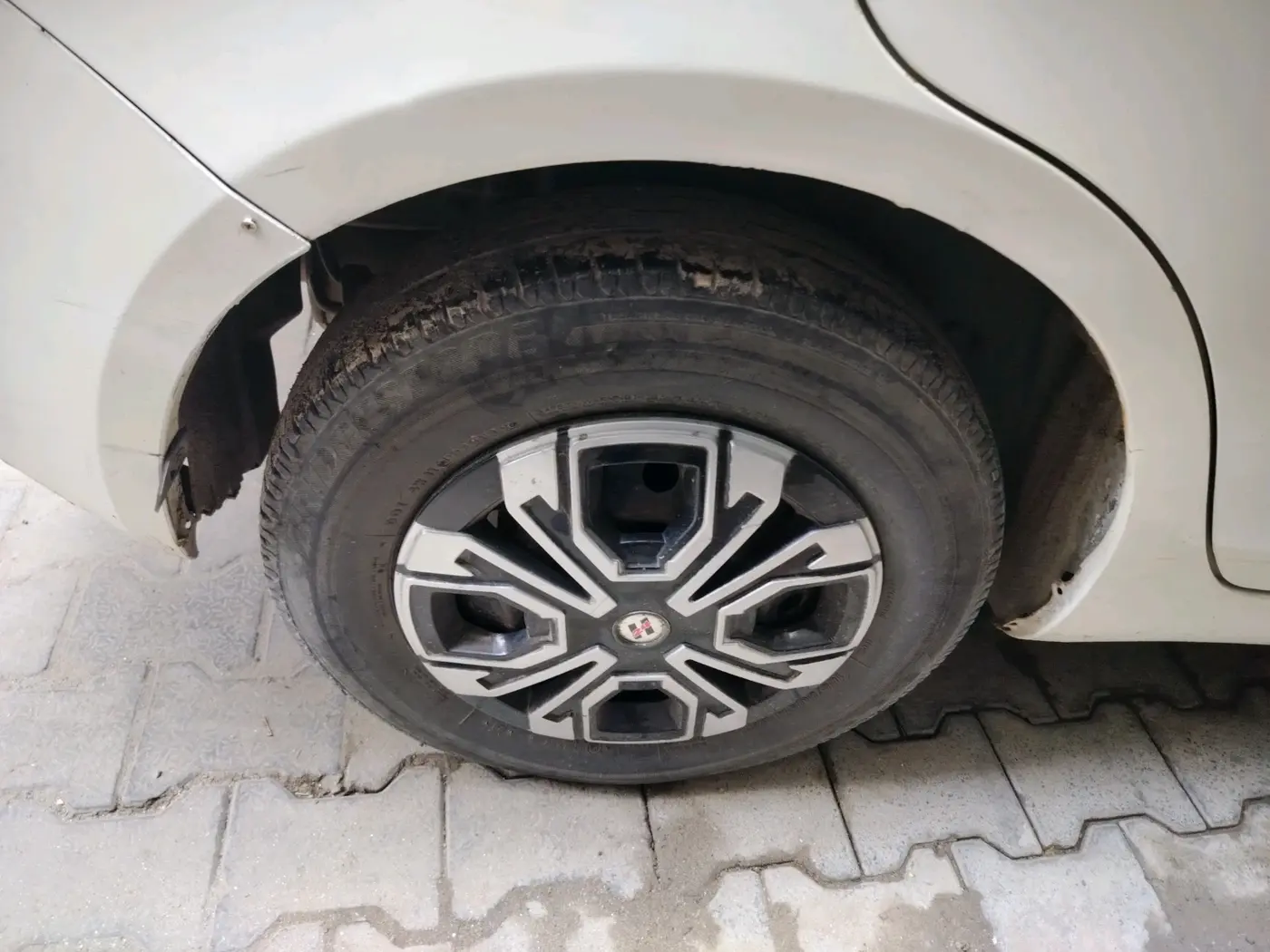 2013 Maruti Swift Dzire VXI, CNG, Manual, 1,15,296 km, tyre