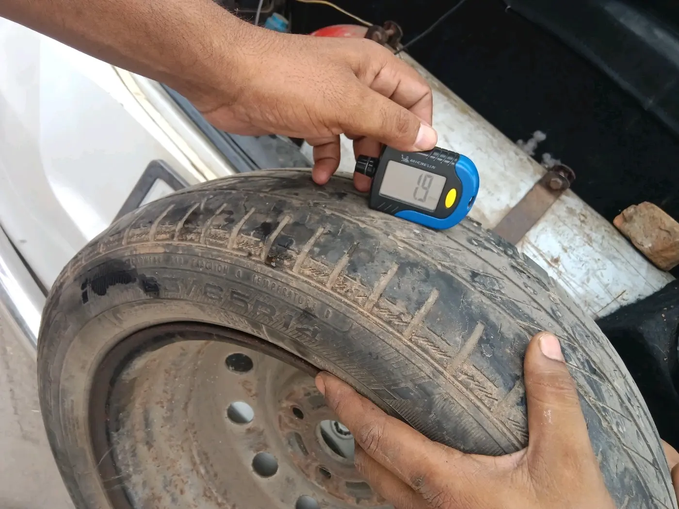 2014 Maruti Swift VXI, CNG, Manual, 1,00,269 km, tyre
