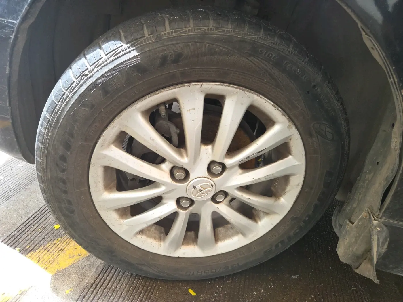 2011 Toyota Etios G, CNG, Manual, 1,22,581 km, tyre