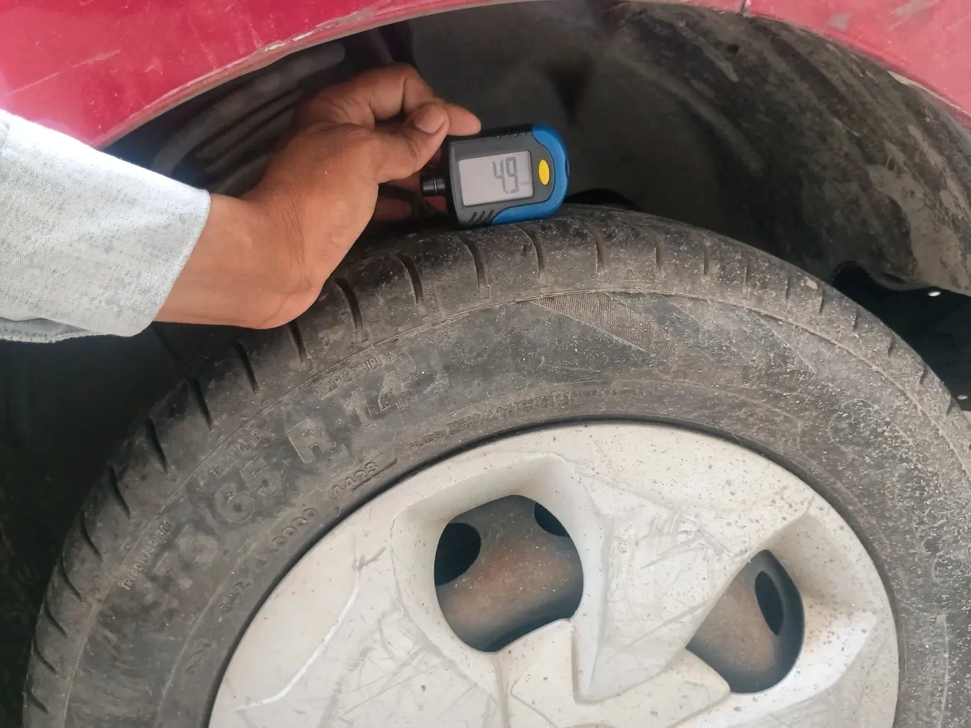 2018 Tata Tiago XZ PETROL, Petrol, Manual, 2,11,771 km, tyre