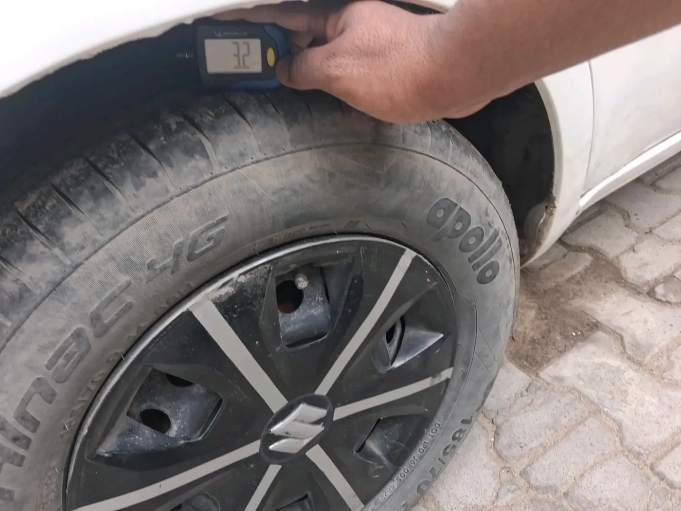 2012 Maruti Ritz VXI, CNG, Manual, 2,27,081 km, tyre