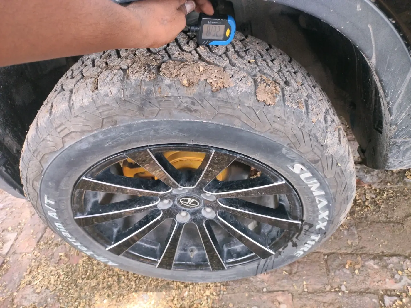 2024 Tata Safari PURE PLUS S DARK EDITION AT, Diesel, Automatic, 26,146 km, tyre