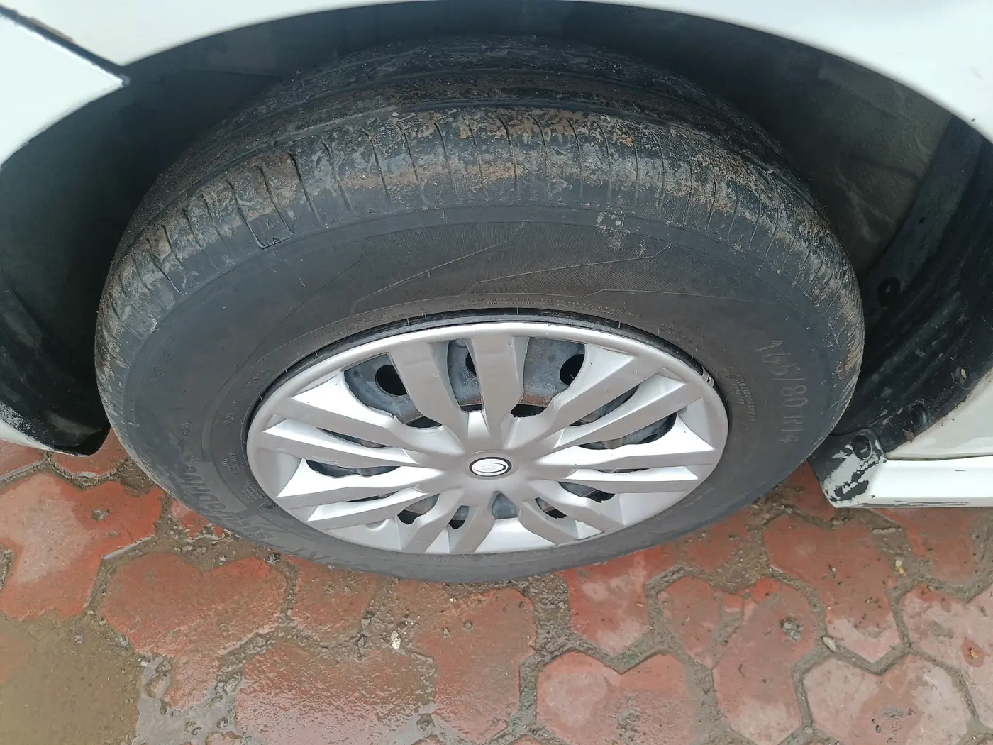 2014 Maruti Swift Dzire VDI, Diesel, Manual, 1,72,093 km, tyre