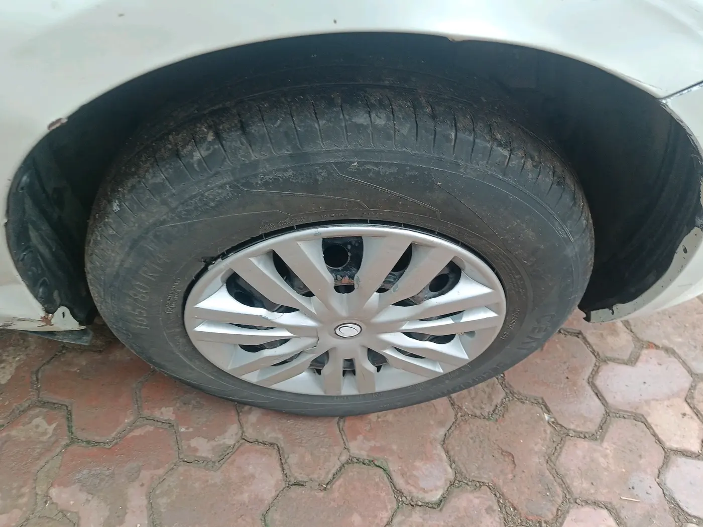 2014 Maruti Swift Dzire VDI, Diesel, Manual, 1,72,093 km, tyre