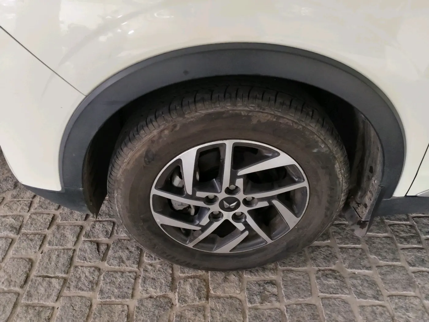 2022 Mahindra XUV300 W8 (O) 1.2 PETROL AMT, Petrol, Automatic, 11,467 km, tyre