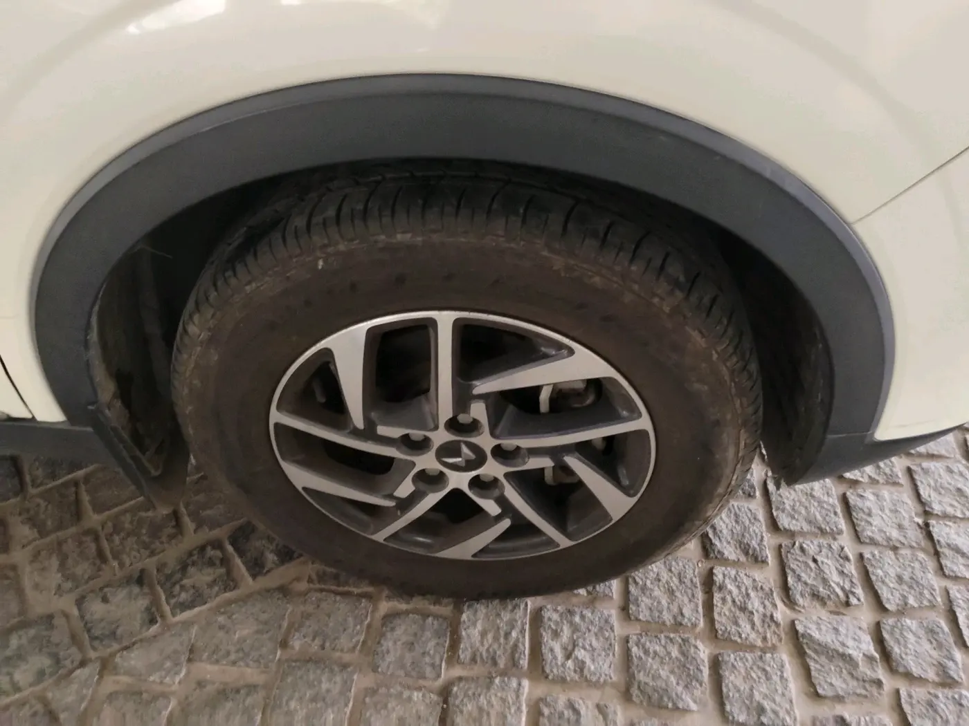 2022 Mahindra XUV300 W8 (O) 1.2 PETROL AMT, Petrol, Automatic, 11,467 km, tyre