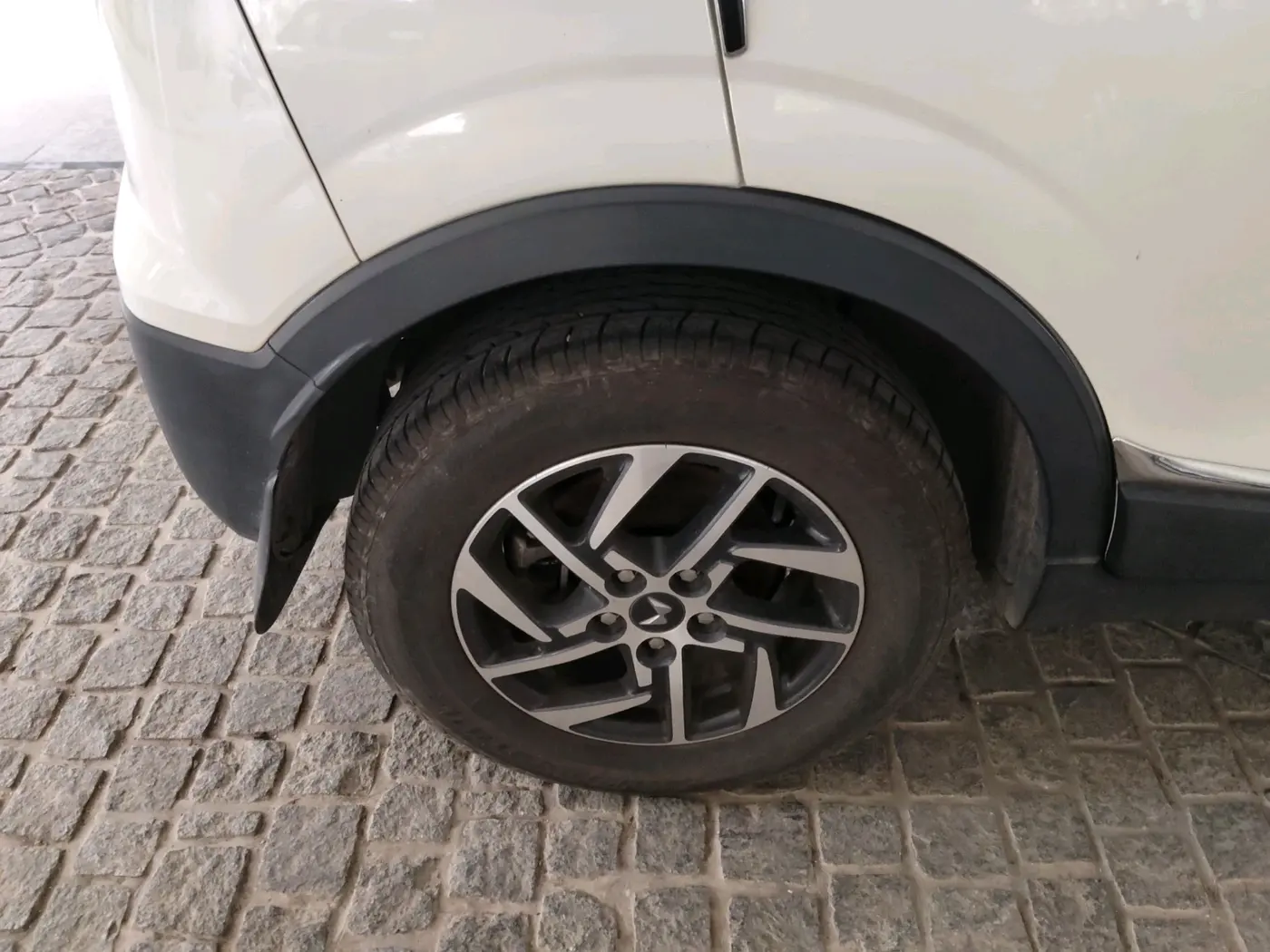 2022 Mahindra XUV300 W8 (O) 1.2 PETROL AMT, Petrol, Automatic, 11,467 km, tyre