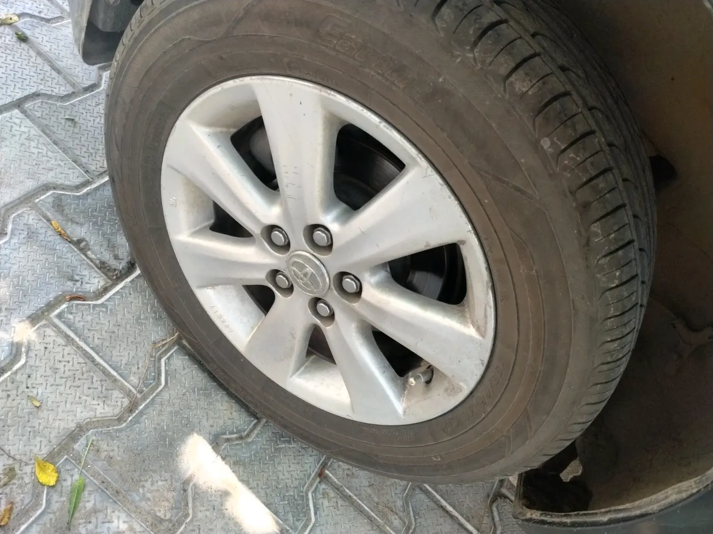 2015 Toyota Corolla Altis G DIESEL, Diesel, Manual, 1,02,601 km, tyre
