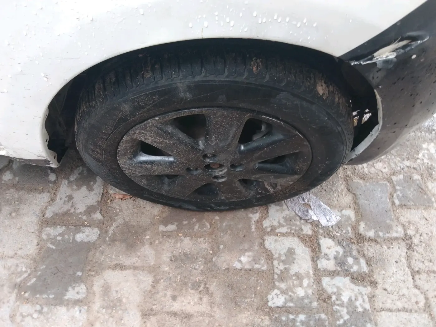2013 Nissan Micra XV DIESEL, Diesel, Manual, 1,07,393 km, tyre