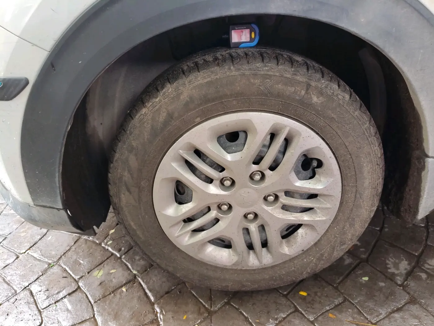 2024 KIA CARENS PREMIUM 1.5 PETROL 7 STR, Petrol, Manual, 38,000 km, tyre