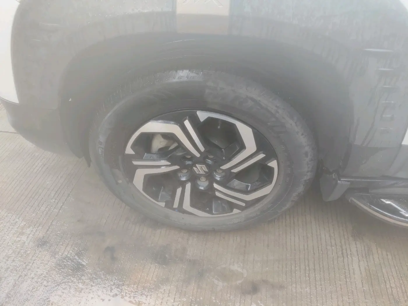 2023 Maruti BREZZA LXI S- CNG, CNG, Manual, 27,822 km, tyre