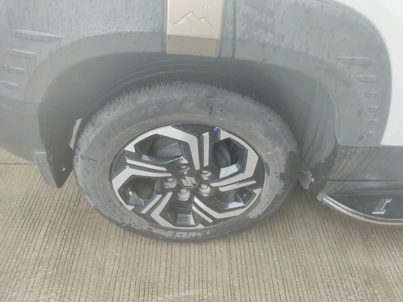 2023 Maruti BREZZA LXI S- CNG, CNG, Manual, 27,822 km, tyre