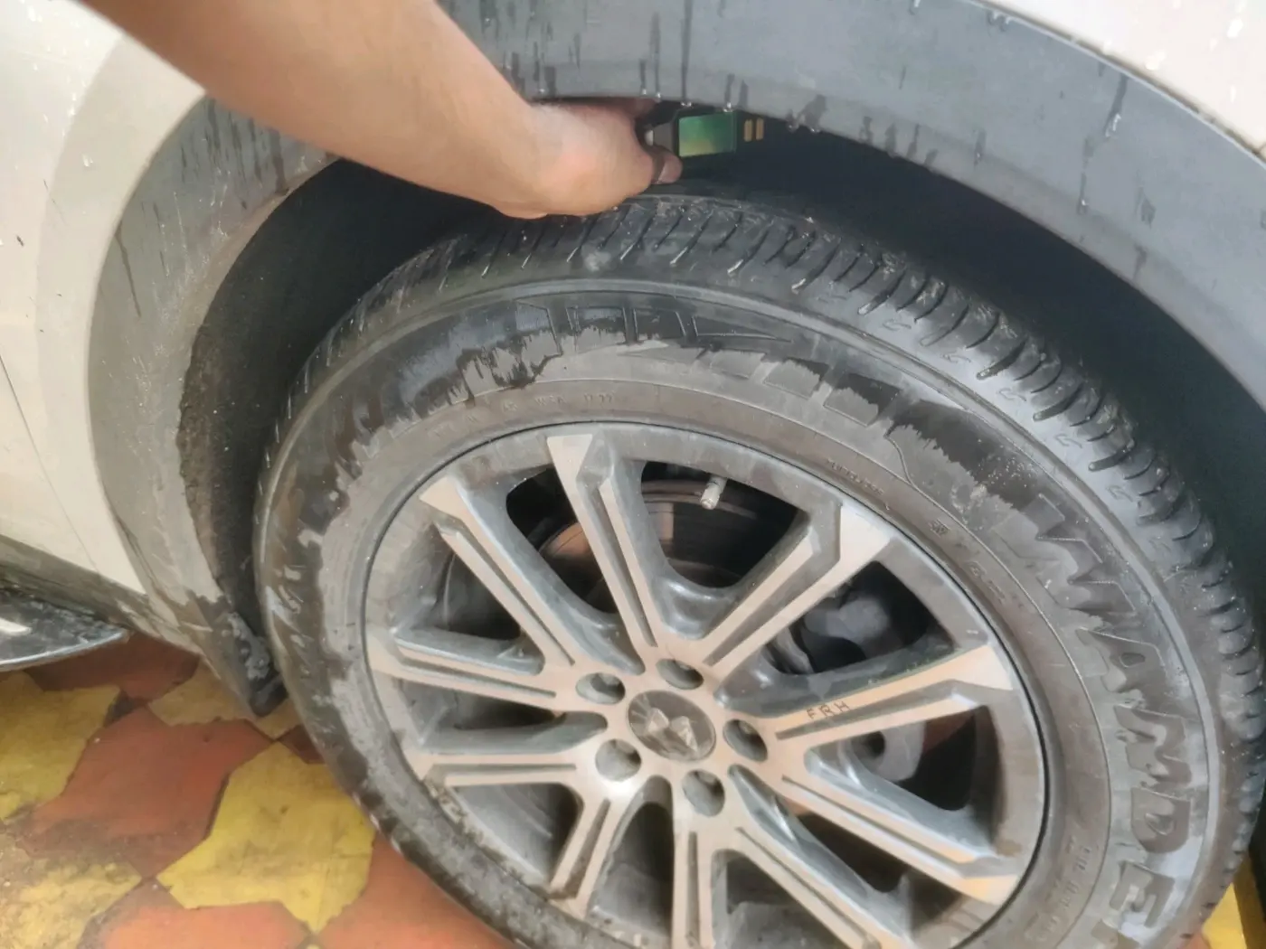 2022 Mahindra XUV700 AX 7 LUXURY P AT 7 STR, Petrol, Automatic, 36,674 km, tyre