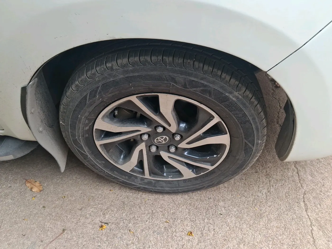 2022 Toyota Innova Crysta 2.4 VX 8 STR, Diesel, Manual, 1,63,873 km, tyre