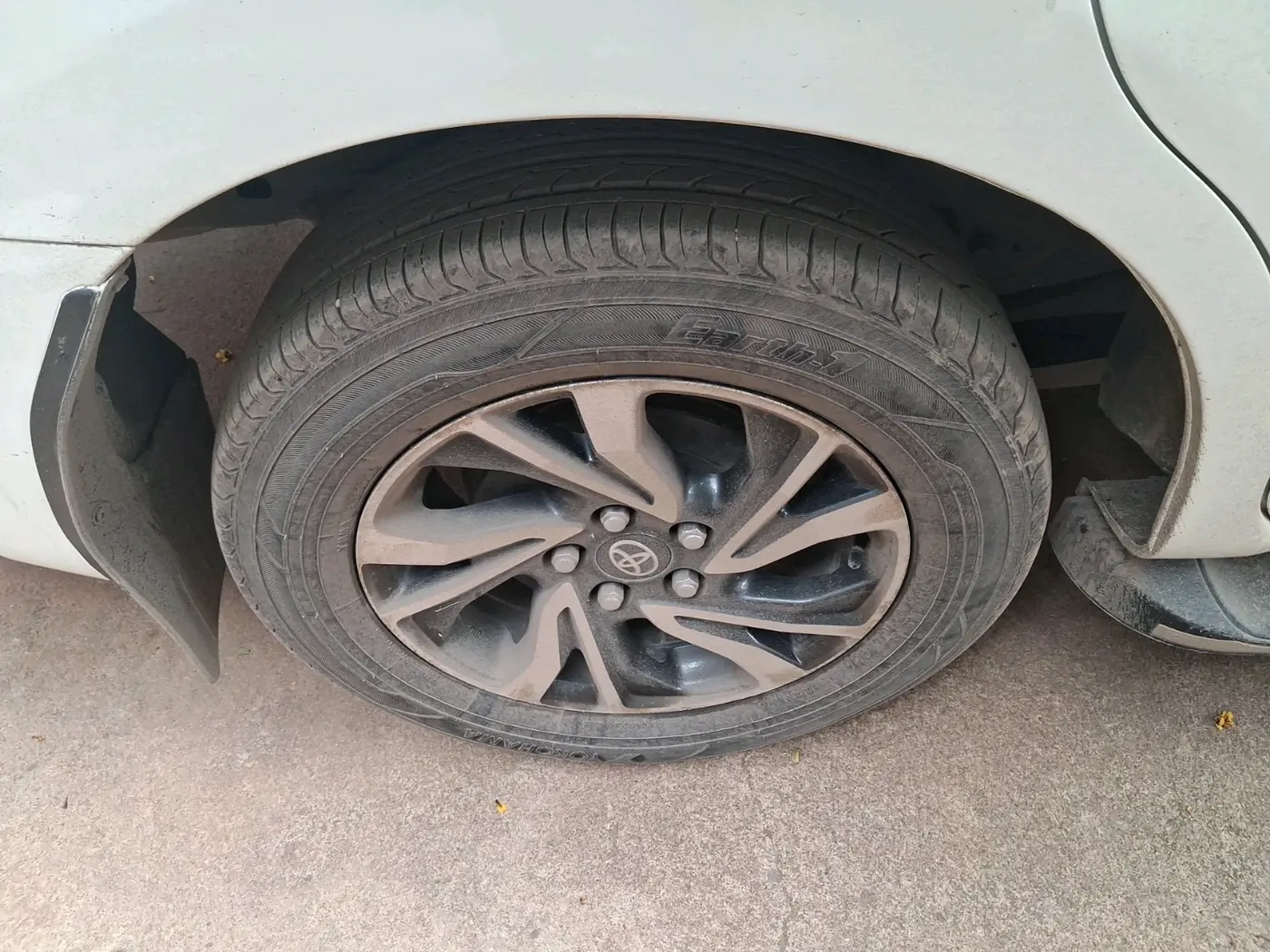2022 Toyota Innova Crysta 2.4 VX 8 STR, Diesel, Manual, 1,63,873 km, tyre