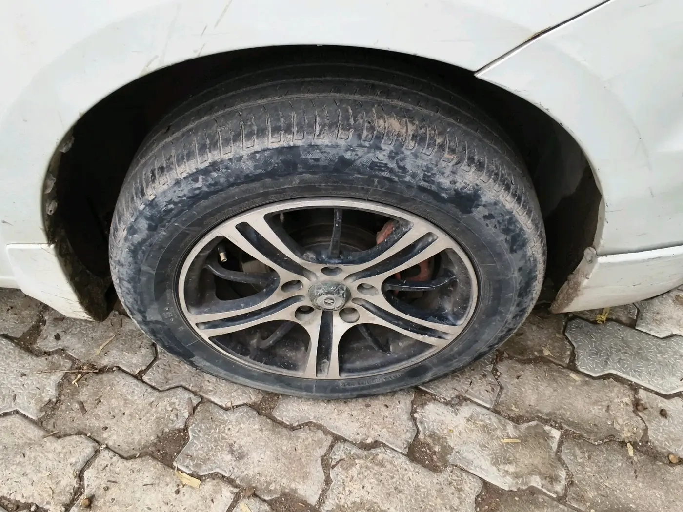 2017 Maruti Ertiga VXI CNG, CNG, Manual, 1,37,510 km, tyre