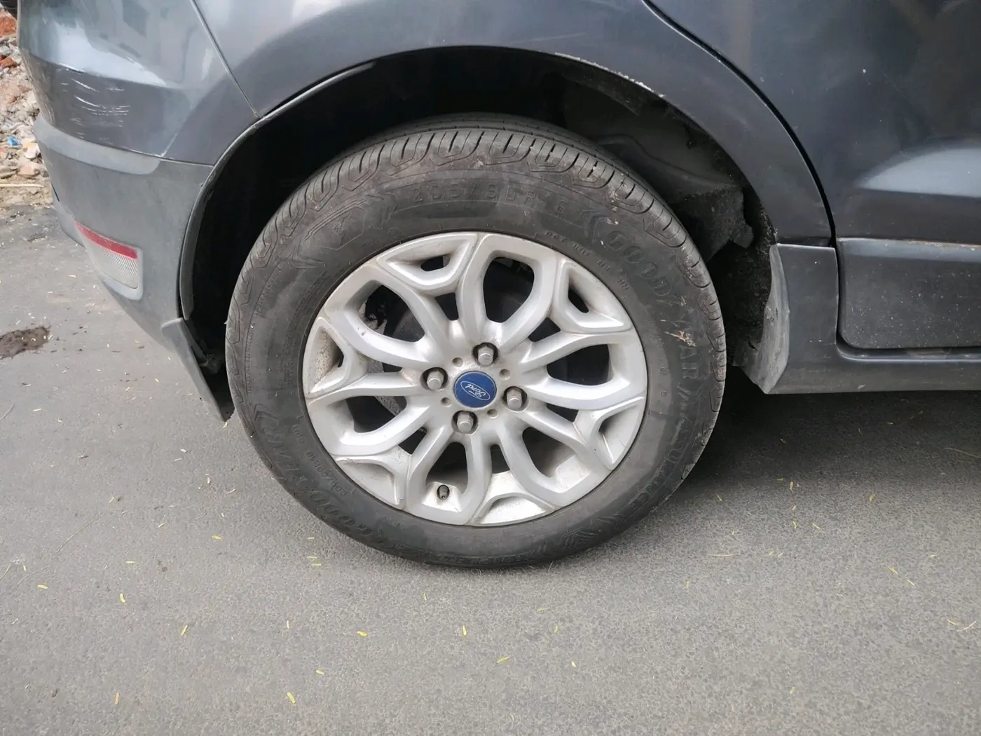 2014 Ford Ecosport TITANIUM 1.5L DIESEL, Diesel, Manual, 1,19,018 km, tyre