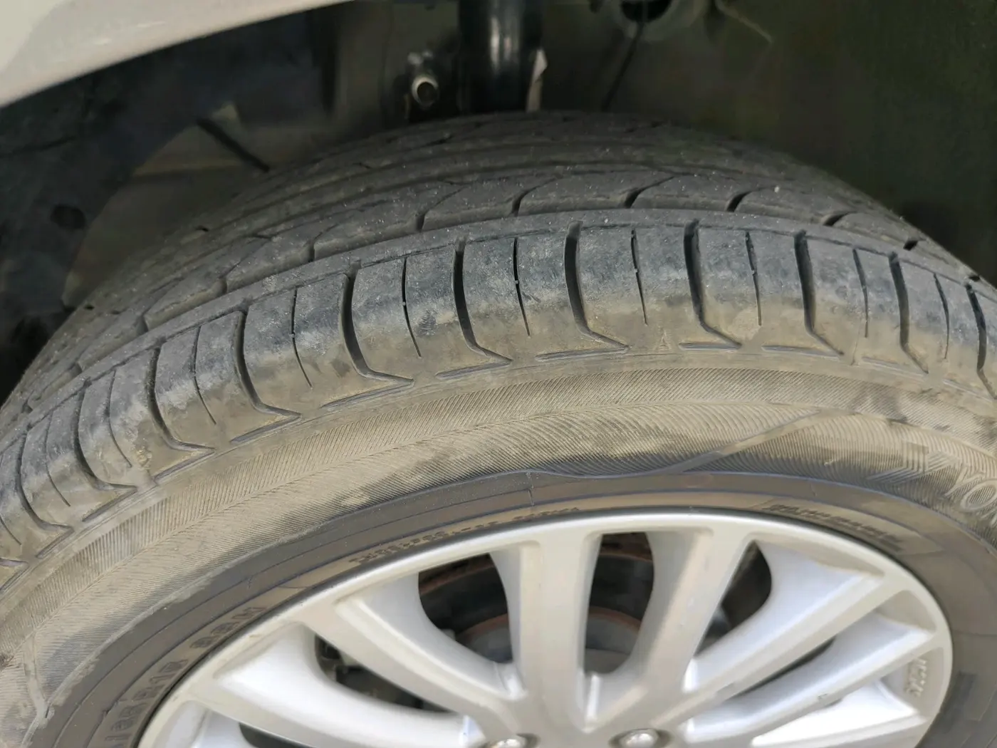 2018 Maruti Dzire ZXI, Petrol, Manual, 39,993 km, tyre