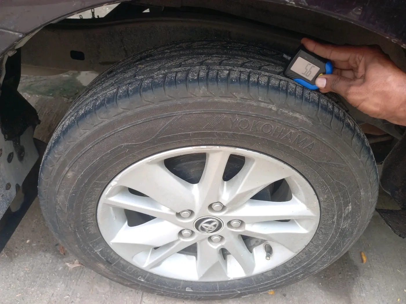 2016 Toyota Innova Crysta 2.7 GX AT 7 STR, Petrol, Automatic, 1,33,683 km, tyre