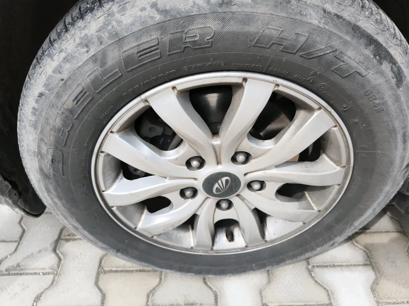 2017 Mahindra XUV500 W10 AT 1.99, Diesel, Automatic, 1,67,986 km, tyre