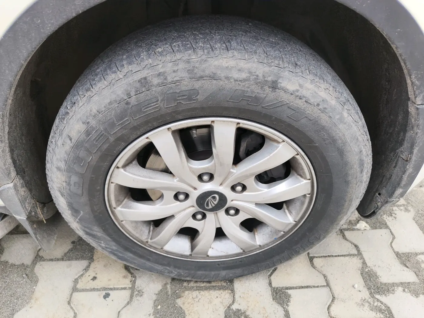 2017 Mahindra XUV500 W10 AT 1.99, Diesel, Automatic, 1,67,986 km, tyre