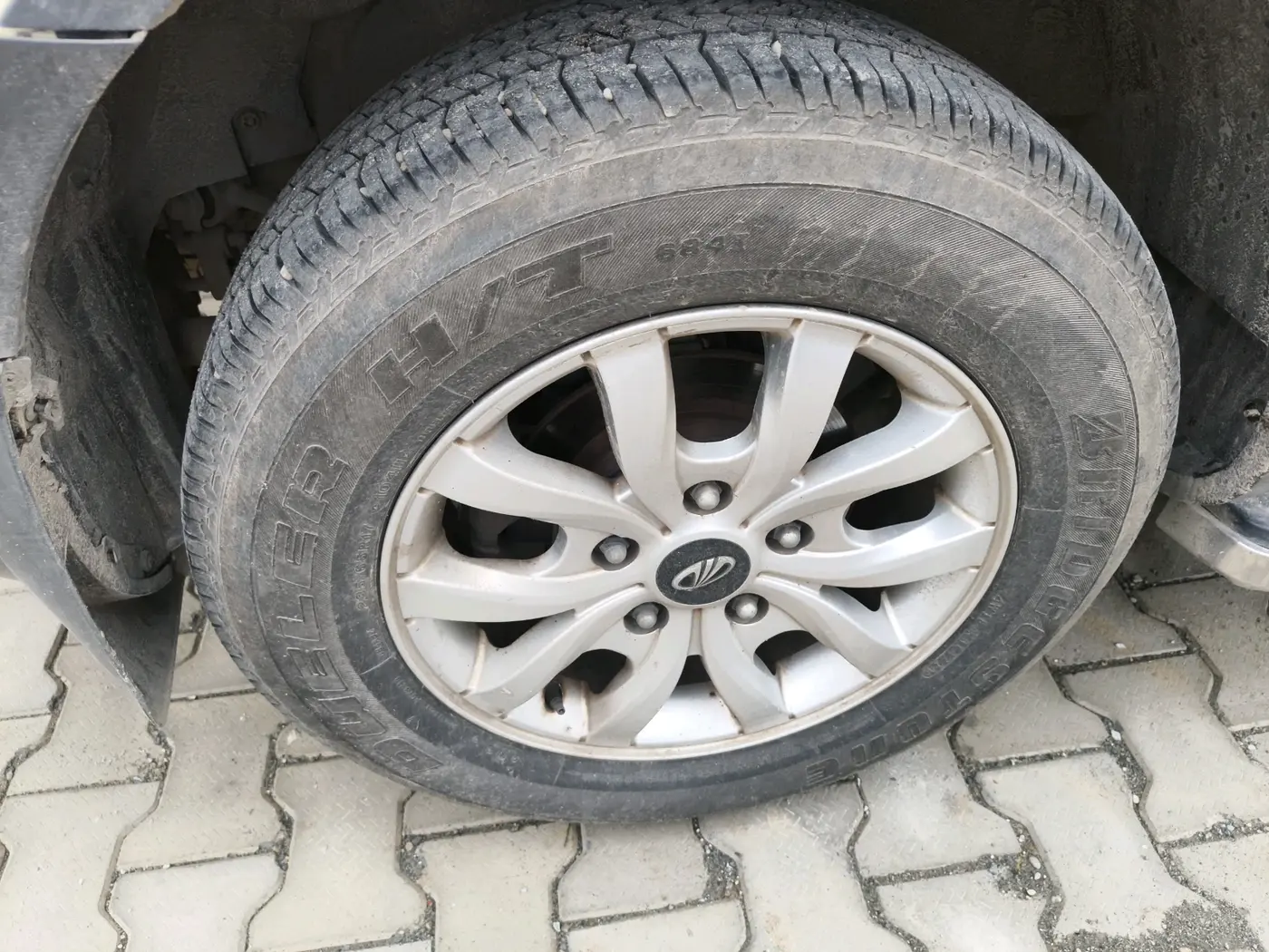 2017 Mahindra XUV500 W10 AT 1.99, Diesel, Automatic, 1,67,986 km, tyre