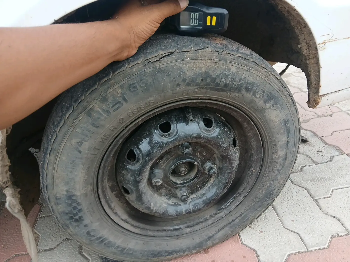 2018 Maruti Omni 5 STR, CNG, Manual, 2,25,477 km, tyre