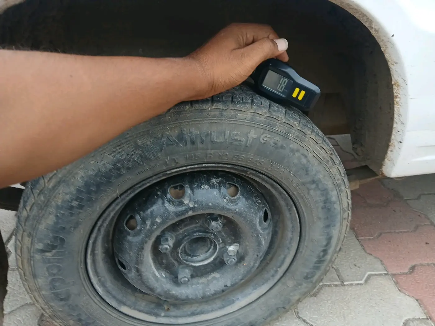 2018 Maruti Omni 5 STR, CNG, Manual, 2,25,477 km, tyre