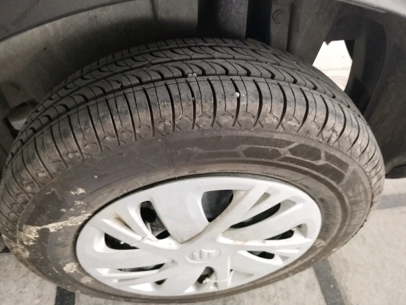 2017 Maruti Swift VXI O, Petrol, Manual, 94,676 km, tyre