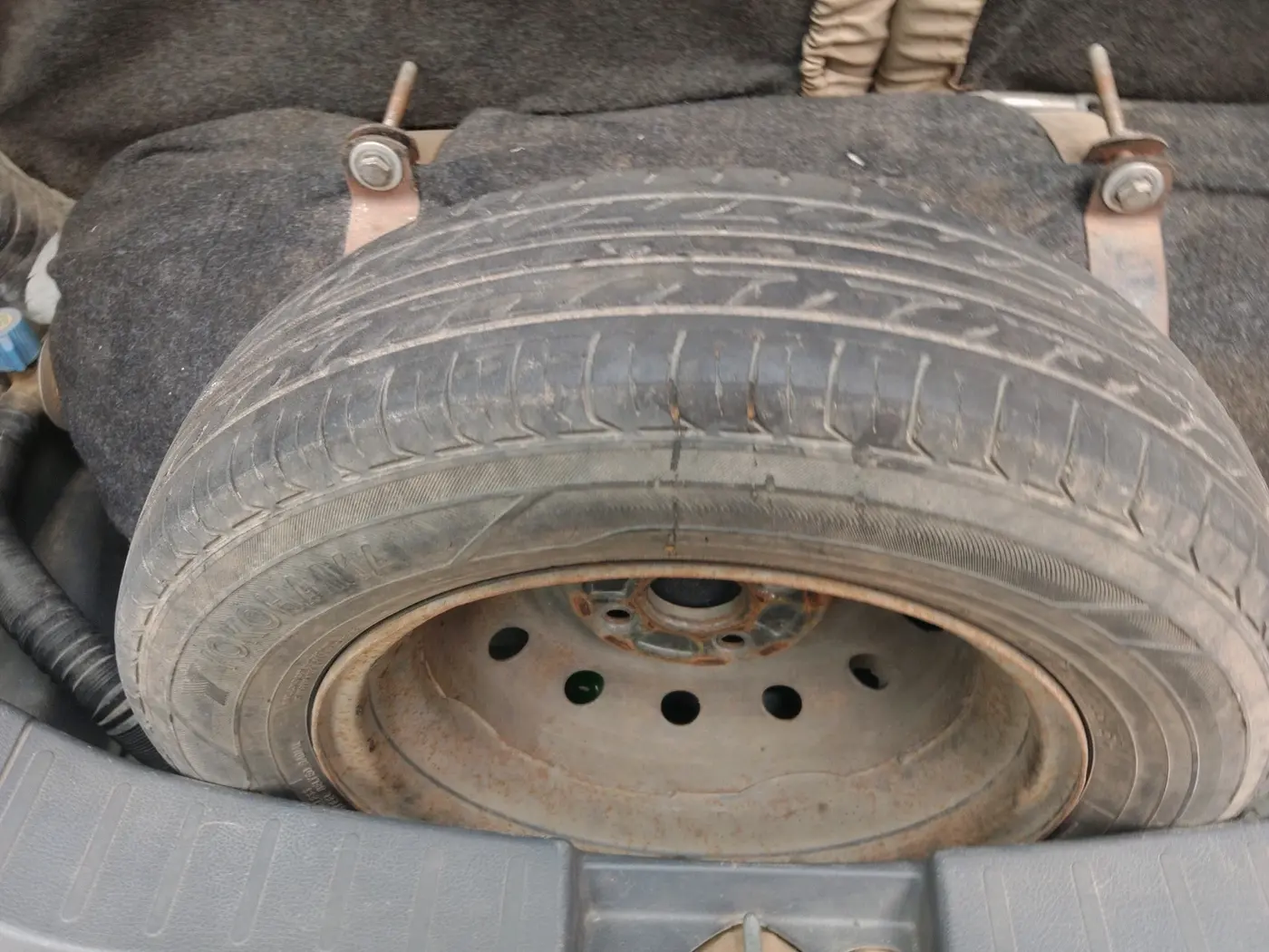 2011 Maruti Wagon R 1.0 LXI, CNG, Manual, 1,09,069 km, tyre