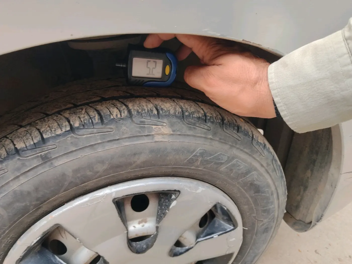 2011 Maruti Wagon R 1.0 LXI, CNG, Manual, 1,09,069 km, tyre