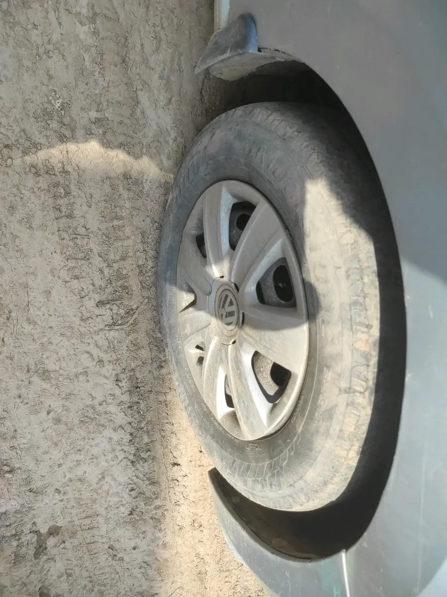 2011 Volkswagen Vento TRENDLINE 1.6, Petrol, Manual, 1,07,535 km, tyre