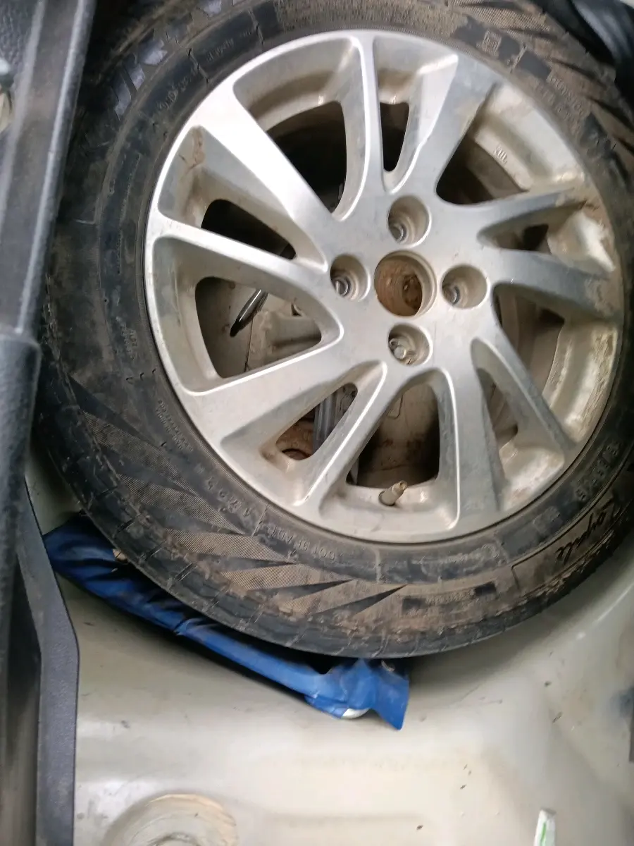 2011 Maruti Swift ZXI, Petrol, Manual, 97,804 km, tyre