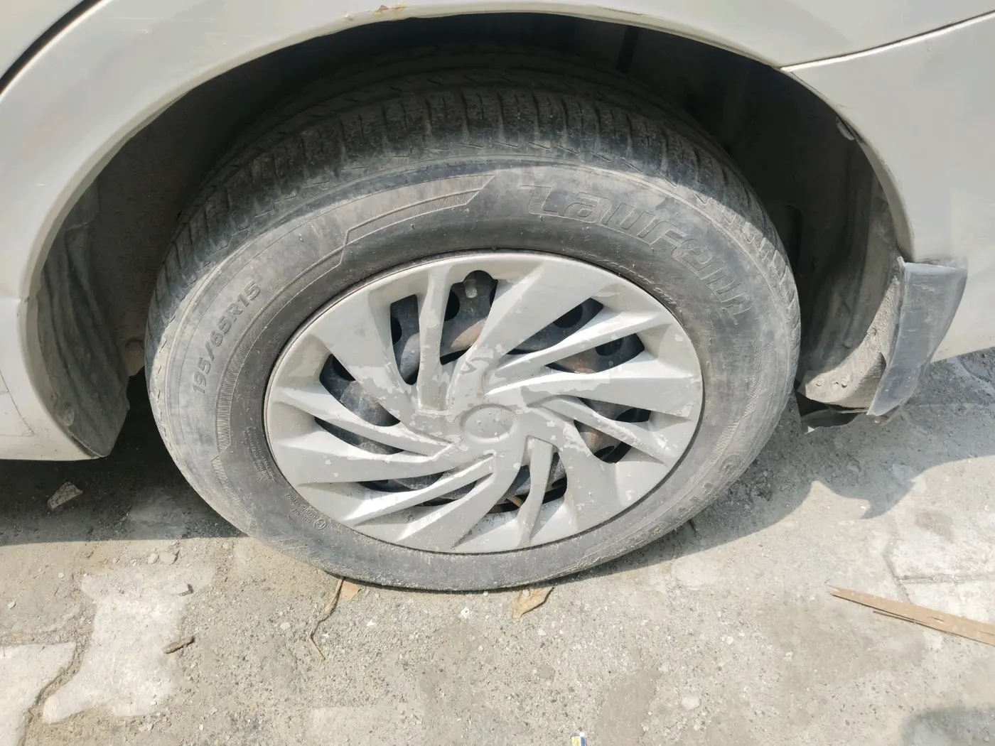 2011 Maruti SX4 VXI, CNG, Manual, 1,03,923 km, tyre