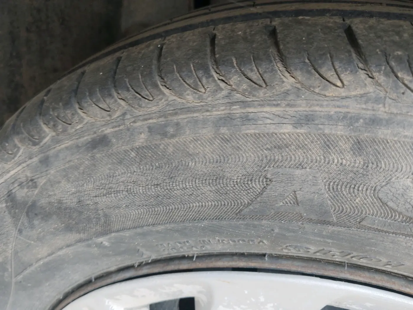 2011 Maruti SX4 VXI, CNG, Manual, 1,03,923 km, tyre