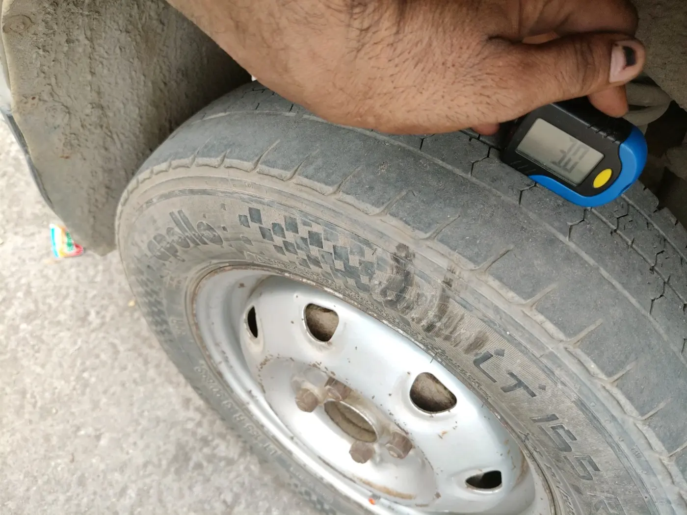 2013 Maruti Eeco 5 STR WITH A/C+HTR CNG, CNG, Manual, 3,68,414 km, tyre