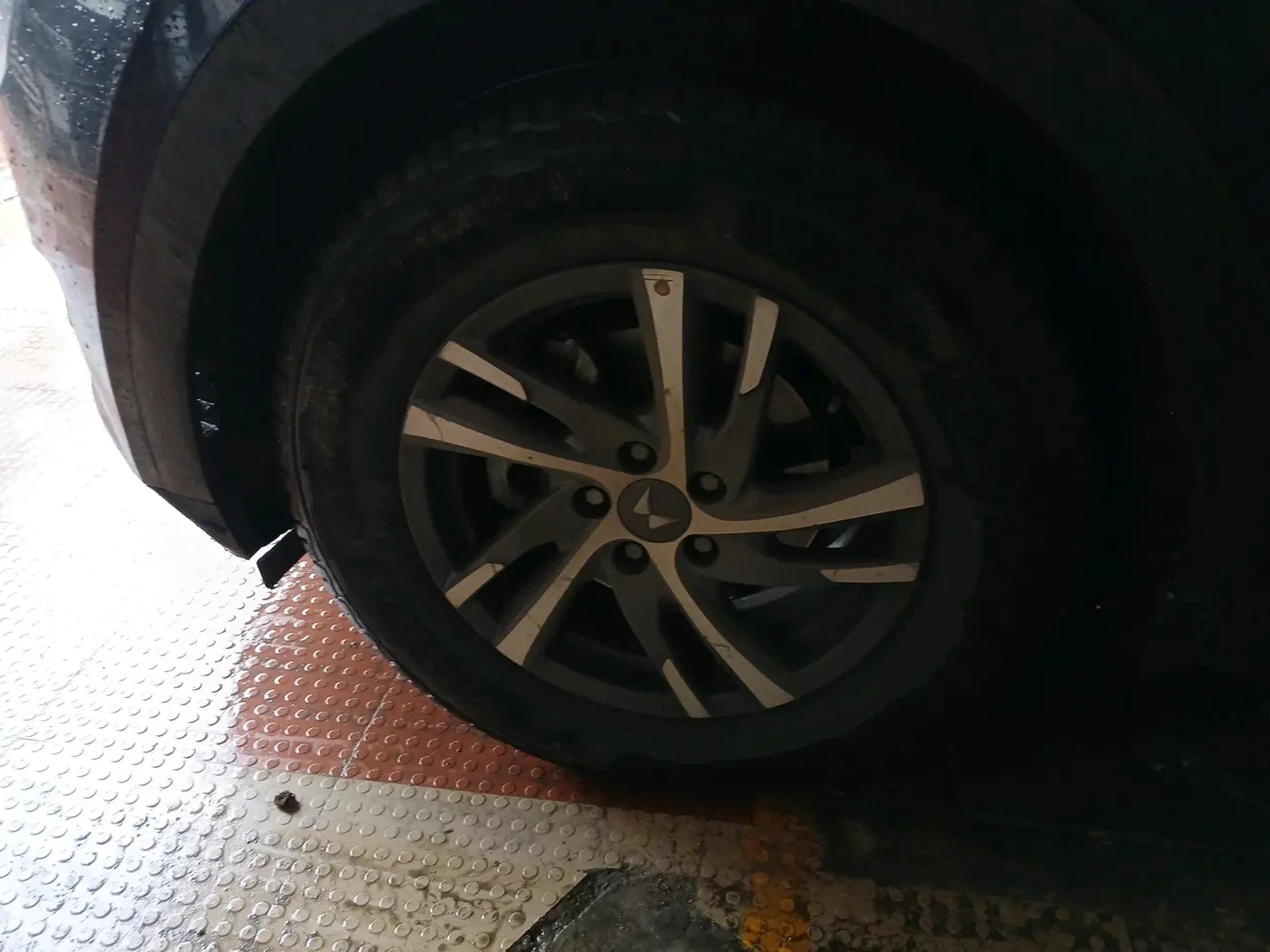 2023 Mahindra XUV700 AX 5 D AT 7 STR, Diesel, Automatic, 1,09,553 km, tyre