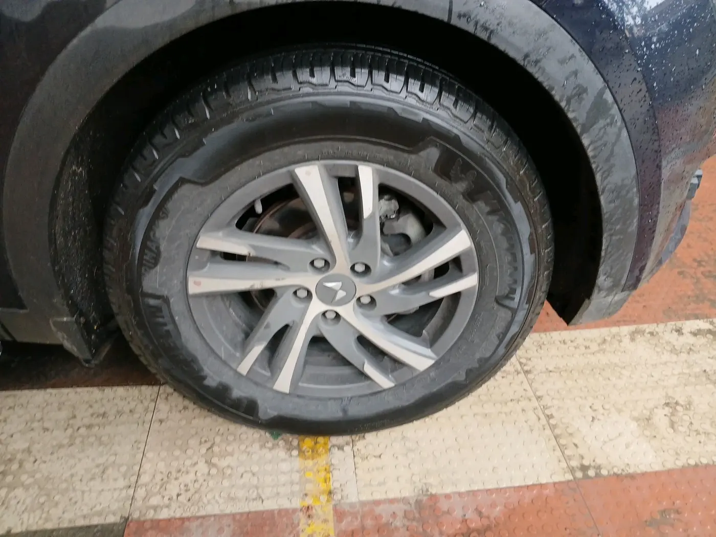 2023 Mahindra XUV700 AX 5 D AT 7 STR, Diesel, Automatic, 1,09,553 km, tyre